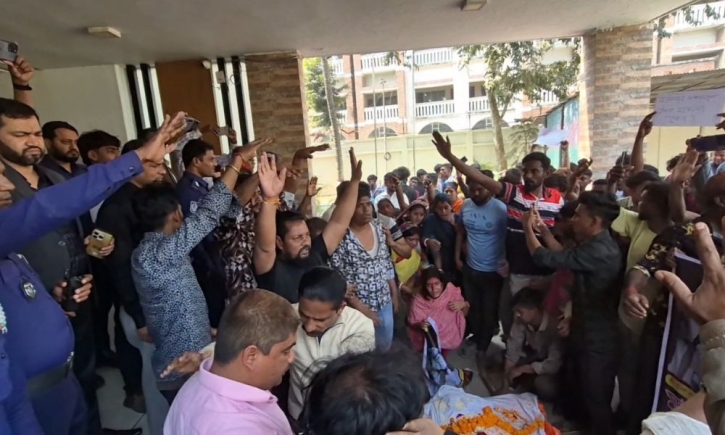 বগুড়ায় চাঁদা না দেওয়ায় যুবককে হত্যার ঘটনায় ডিসি অফিস ঘেরাও